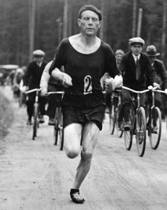 Paavo_Nurmi_runs_marathon_in_1932